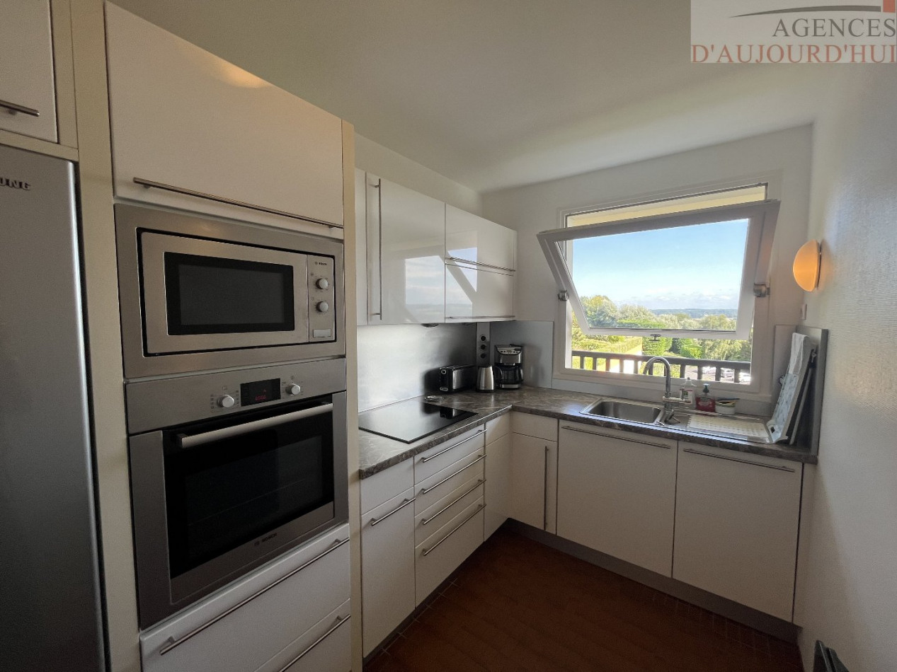 Appartement 2 pièces de 52 m² à Blonville-sur-Mer avec terrasse plein sud, balcon, cave et parking dans une résidence calme et arborée.