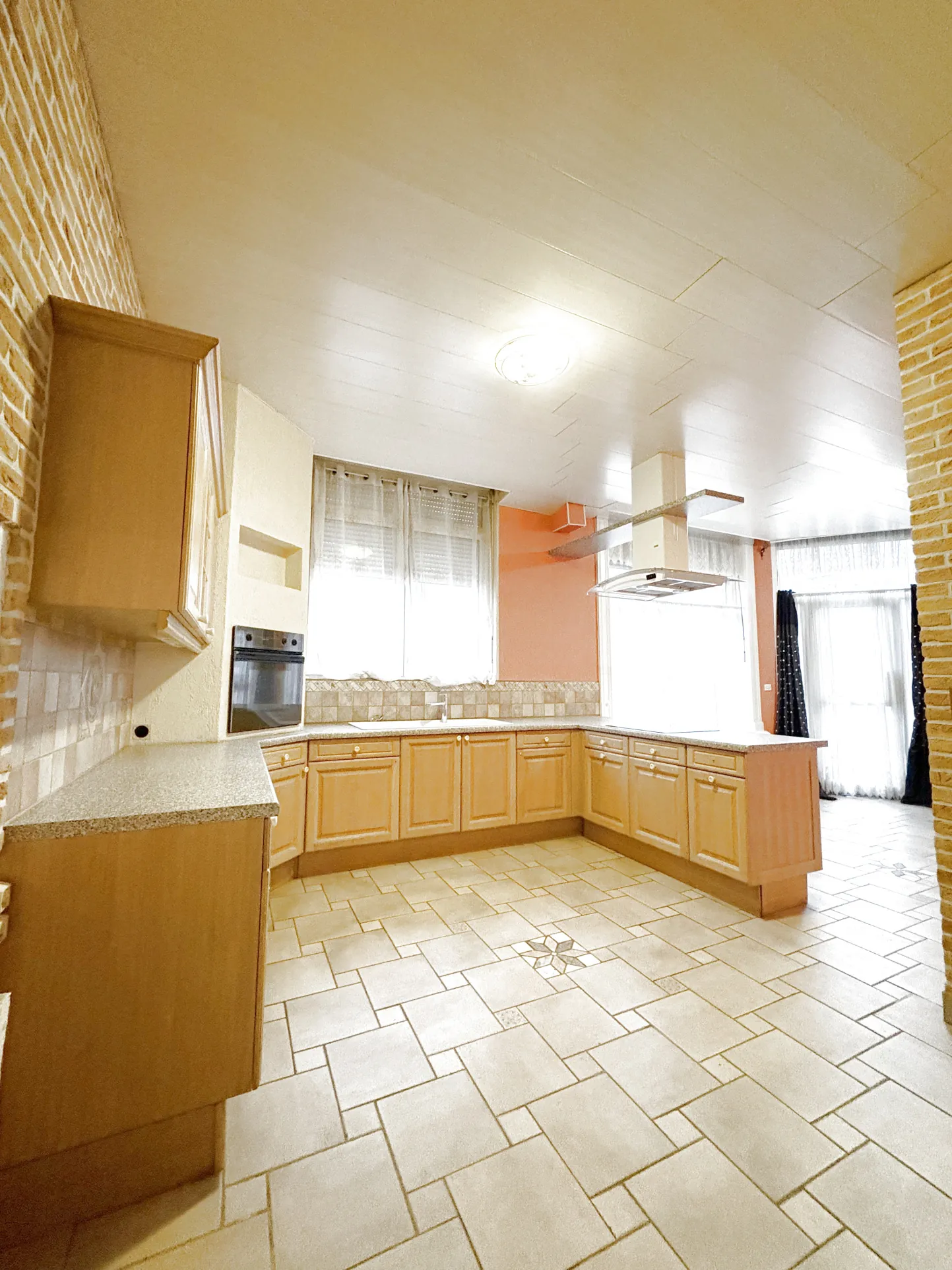 Maison de ville avec terrasse et garage à Hénin-Beaumont 