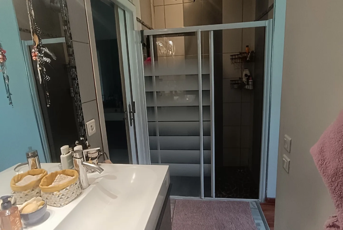Appartement F4 rénové à Saint Victor Malescours avec stationnement et cave 