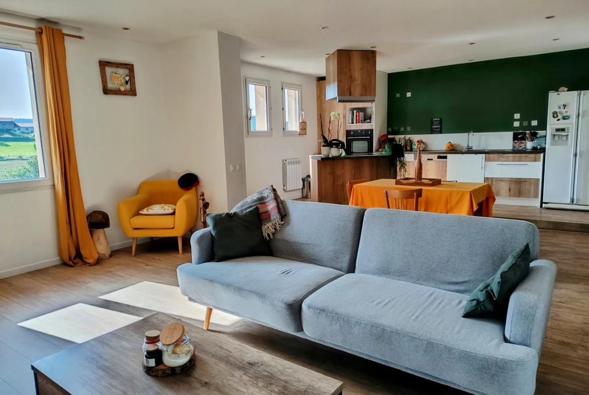 Appartement F4 rénové à Saint Victor Malescours avec stationnement et cave 
