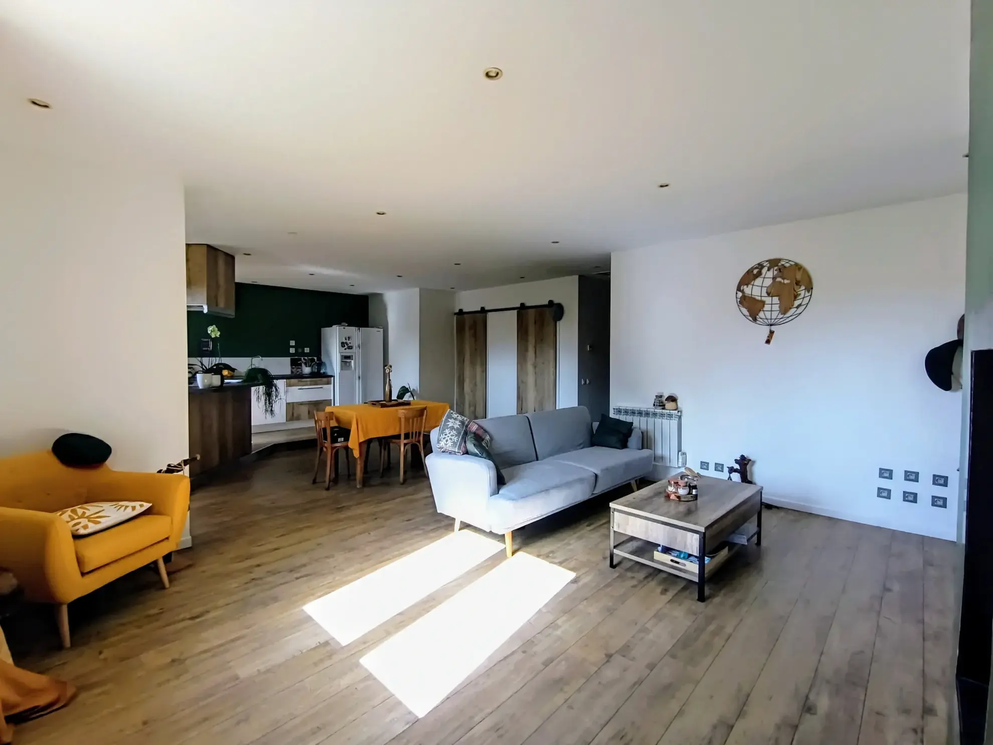 Appartement F4 rénové à Saint Victor Malescours avec stationnement et cave 