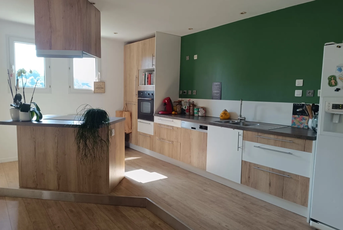 Appartement F4 rénové à Saint Victor Malescours avec stationnement et cave 