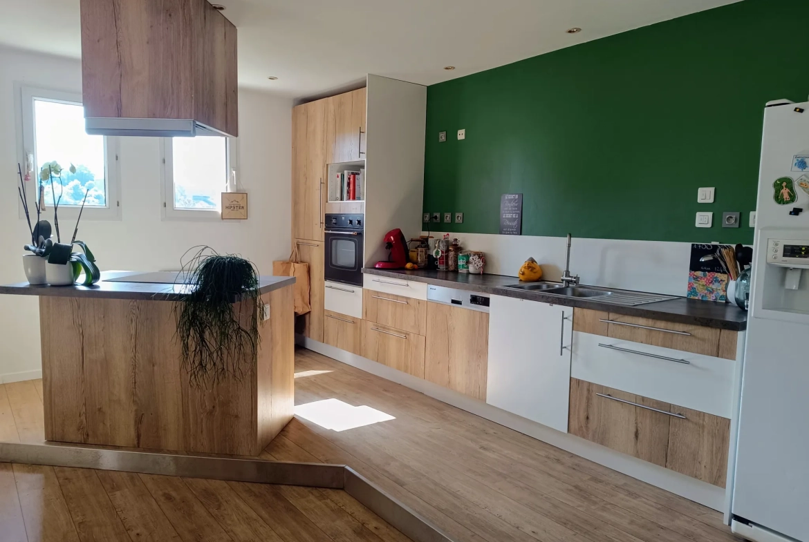Appartement F4 rénové à Saint Victor Malescours avec stationnement et cave 