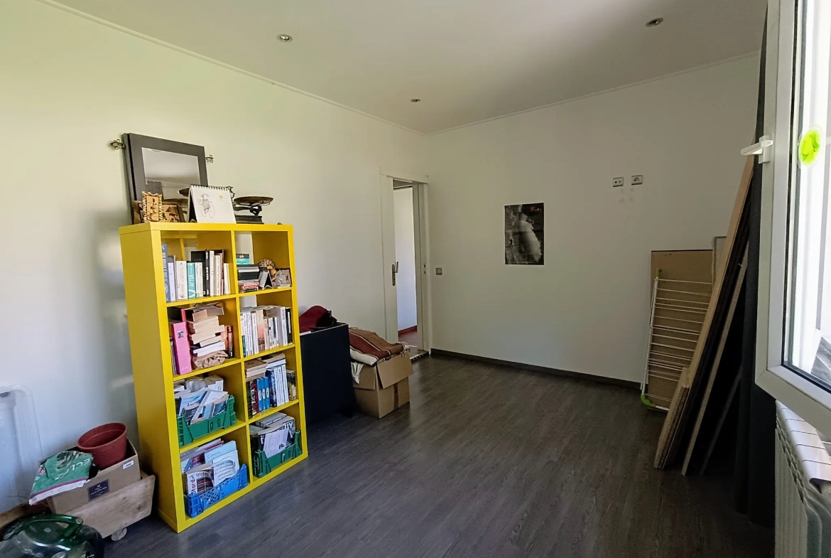 Appartement F4 rénové à Saint Victor Malescours avec stationnement et cave 