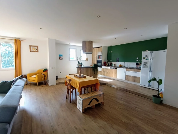 Appartement F4 rénové à Saint Victor Malescours avec stationnement et cave