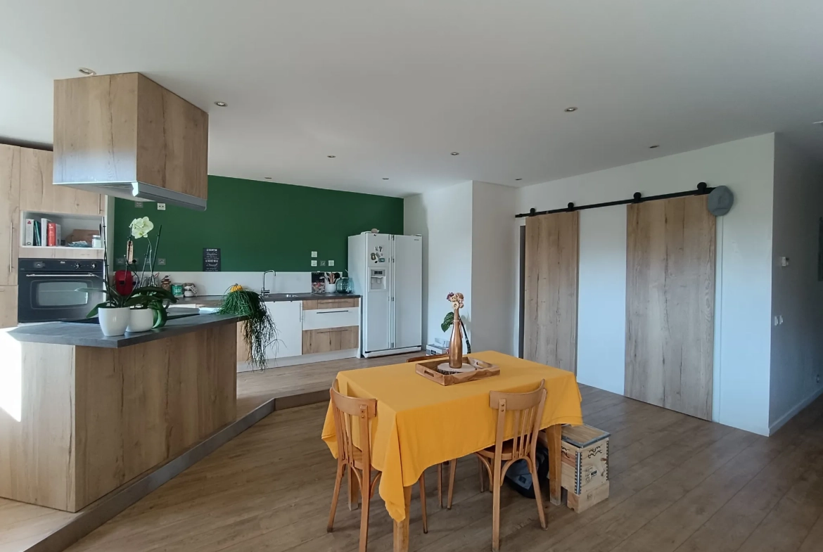Appartement F4 rénové à Saint Victor Malescours avec stationnement et cave 