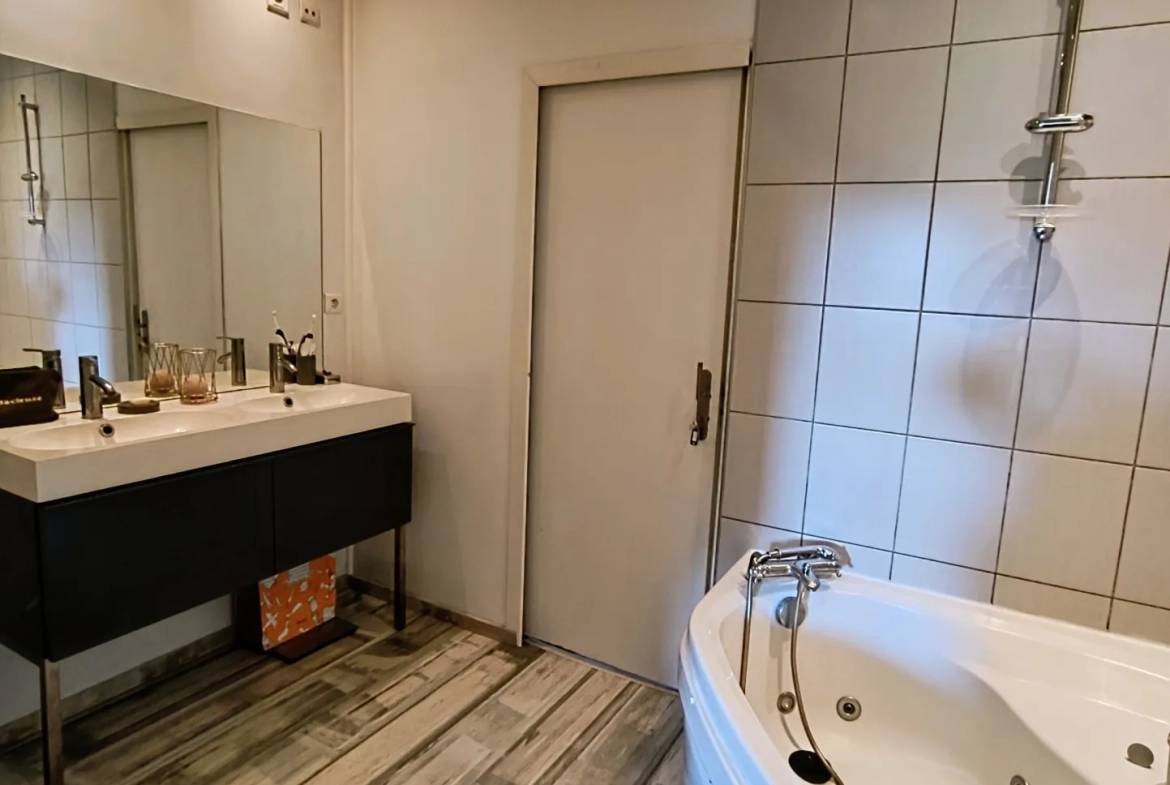 Appartement F4 rénové à Saint Victor Malescours avec stationnement et cave 