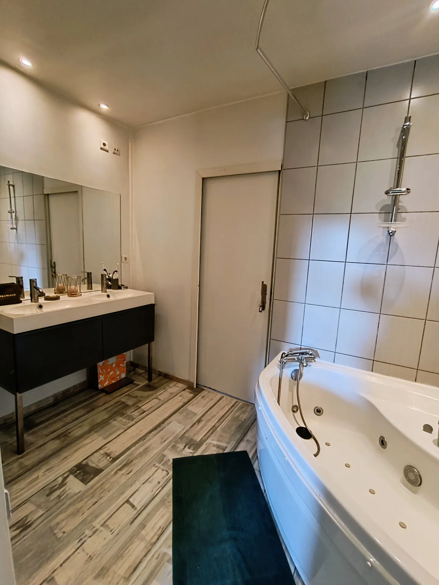Appartement F4 rénové à Saint Victor Malescours avec stationnement et cave 