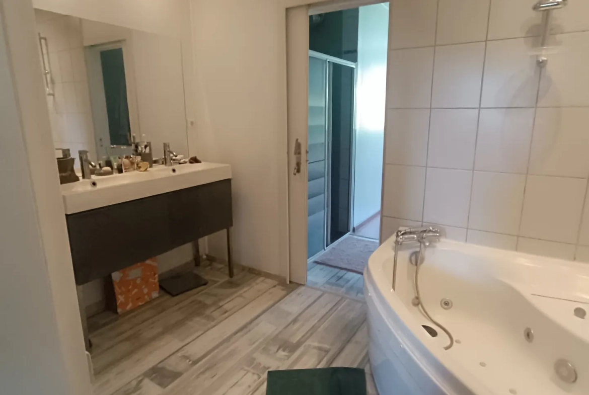Appartement F4 rénové à Saint Victor Malescours avec stationnement et cave 