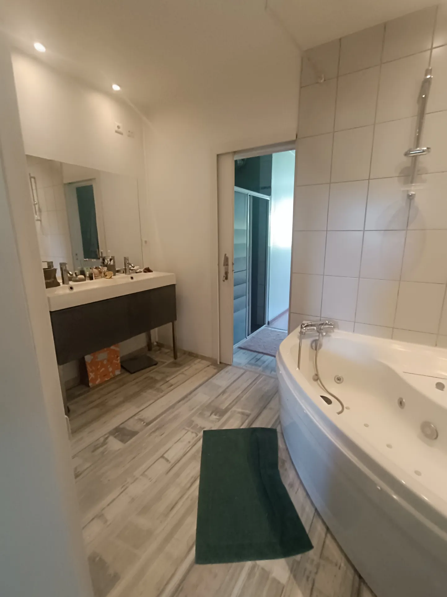 Appartement F4 rénové à Saint Victor Malescours avec stationnement et cave 