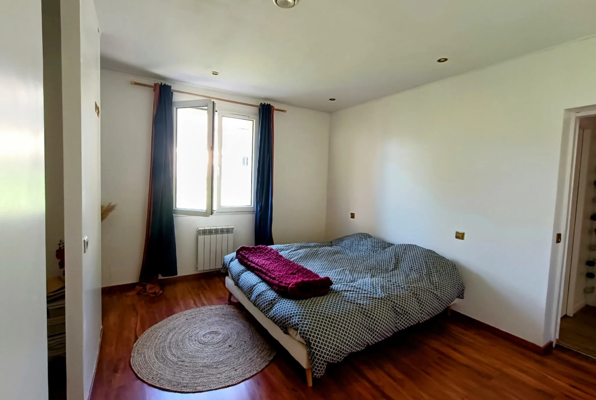 Appartement F4 rénové à Saint Victor Malescours avec stationnement et cave 