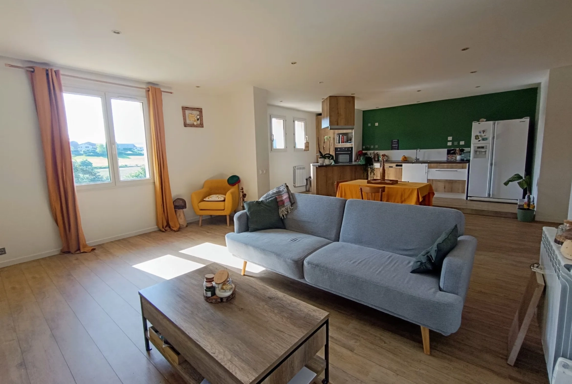 Appartement F4 rénové à Saint Victor Malescours avec stationnement et cave 