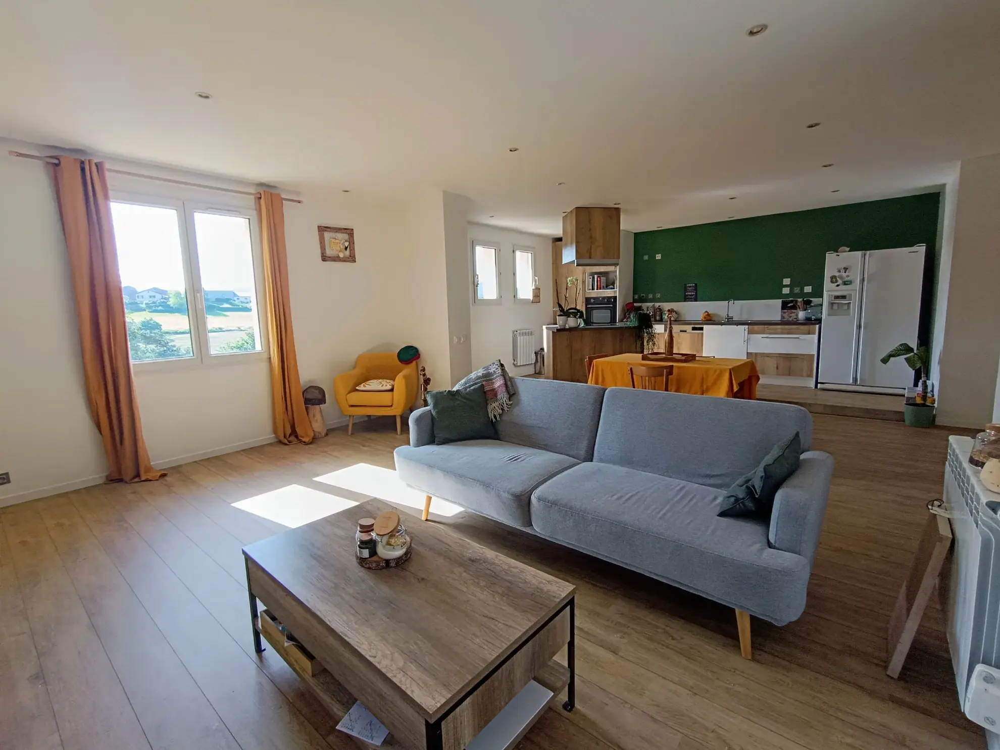 Appartement F4 rénové à Saint Victor Malescours avec stationnement et cave 