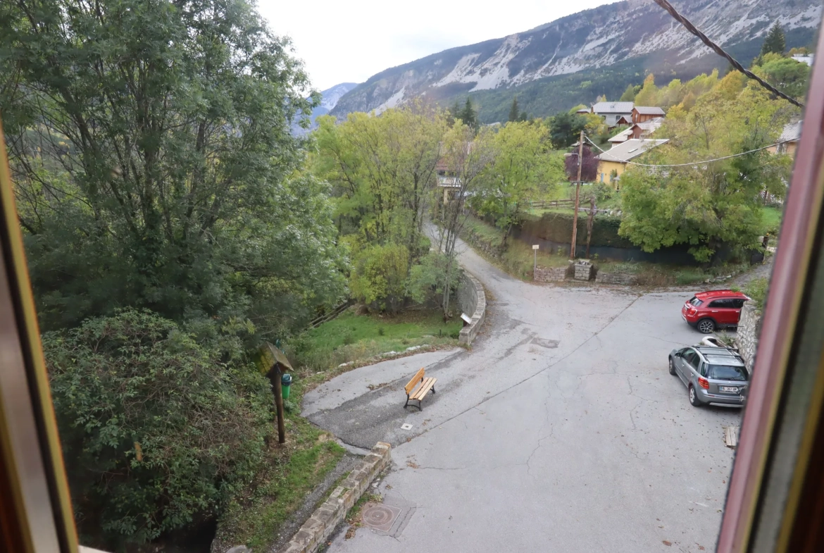 Bel appartement T3 ensoleillé à Beauvezer avec cave et chauffage réversible 
