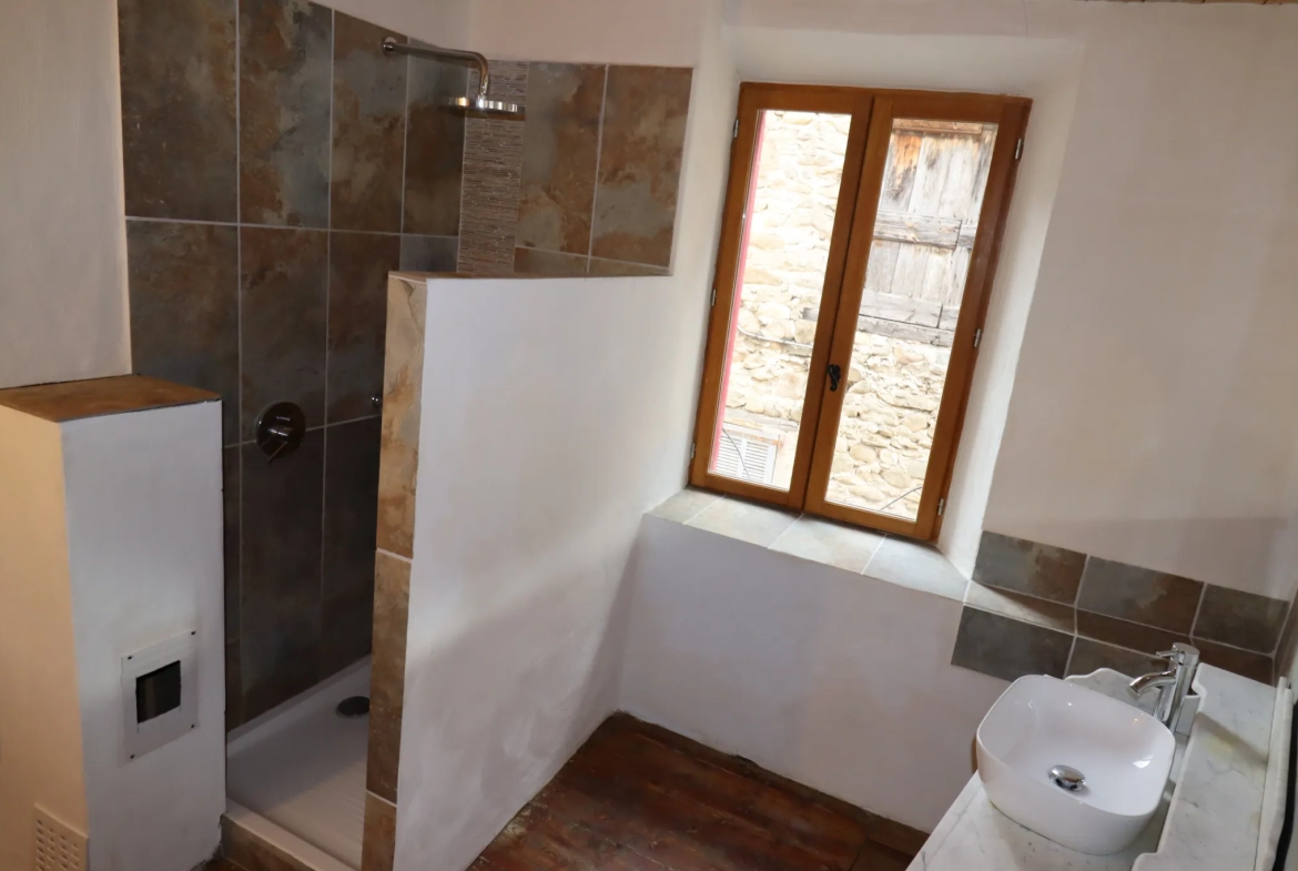 Bel appartement T3 ensoleillé à Beauvezer avec cave et chauffage réversible 