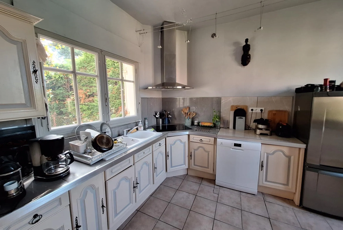 Maison avec piscine à Ribérac, 170m², jardin, garage et dépendances 