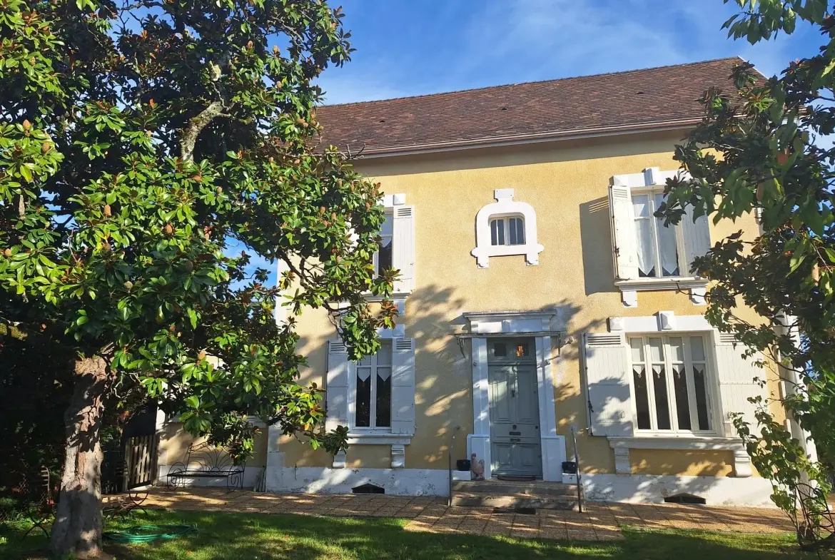 Maison avec piscine à Ribérac, 170m², jardin, garage et dépendances 