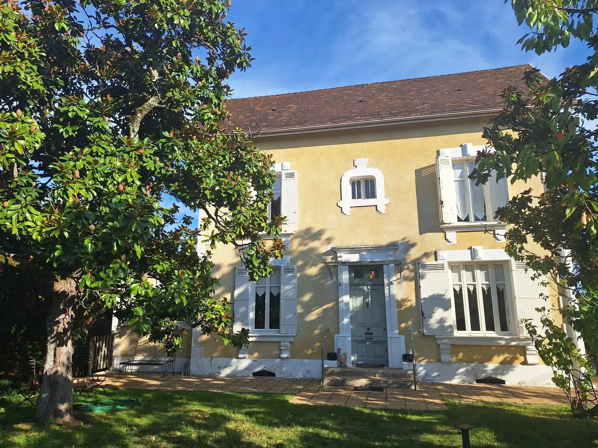 Maison avec piscine à Ribérac, 170m², jardin, garage et dépendances 