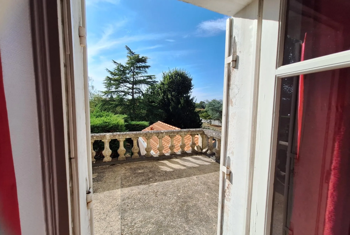 Maison avec piscine à Ribérac, 170m², jardin, garage et dépendances 