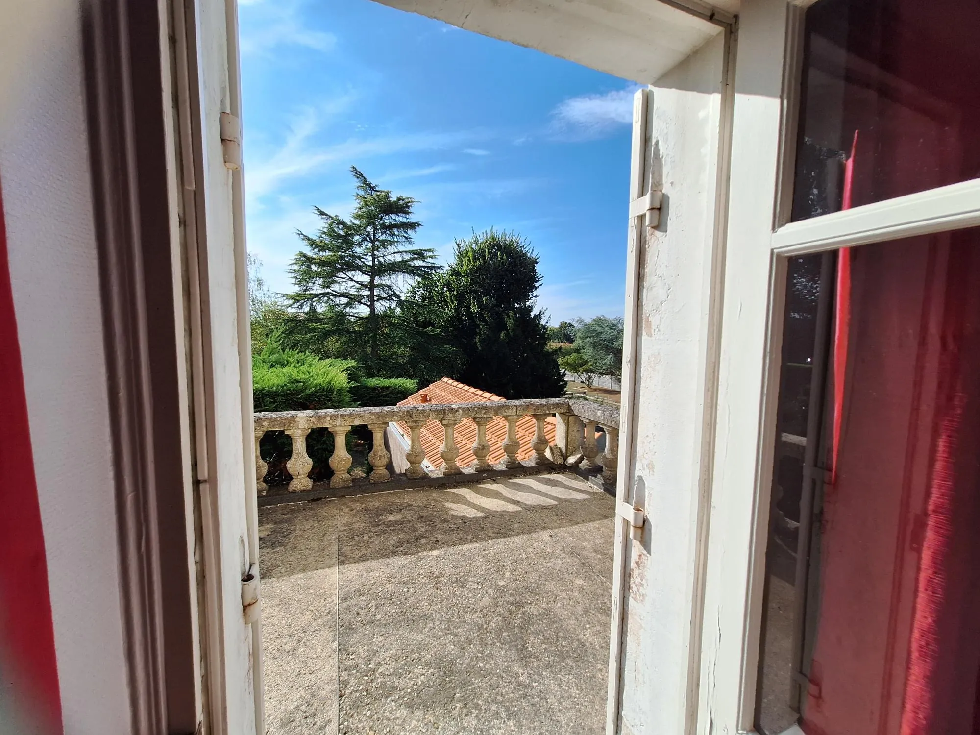 Maison avec piscine à Ribérac, 170m², jardin, garage et dépendances 