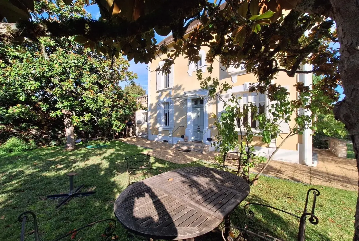 Maison avec piscine à Ribérac, 170m², jardin, garage et dépendances 