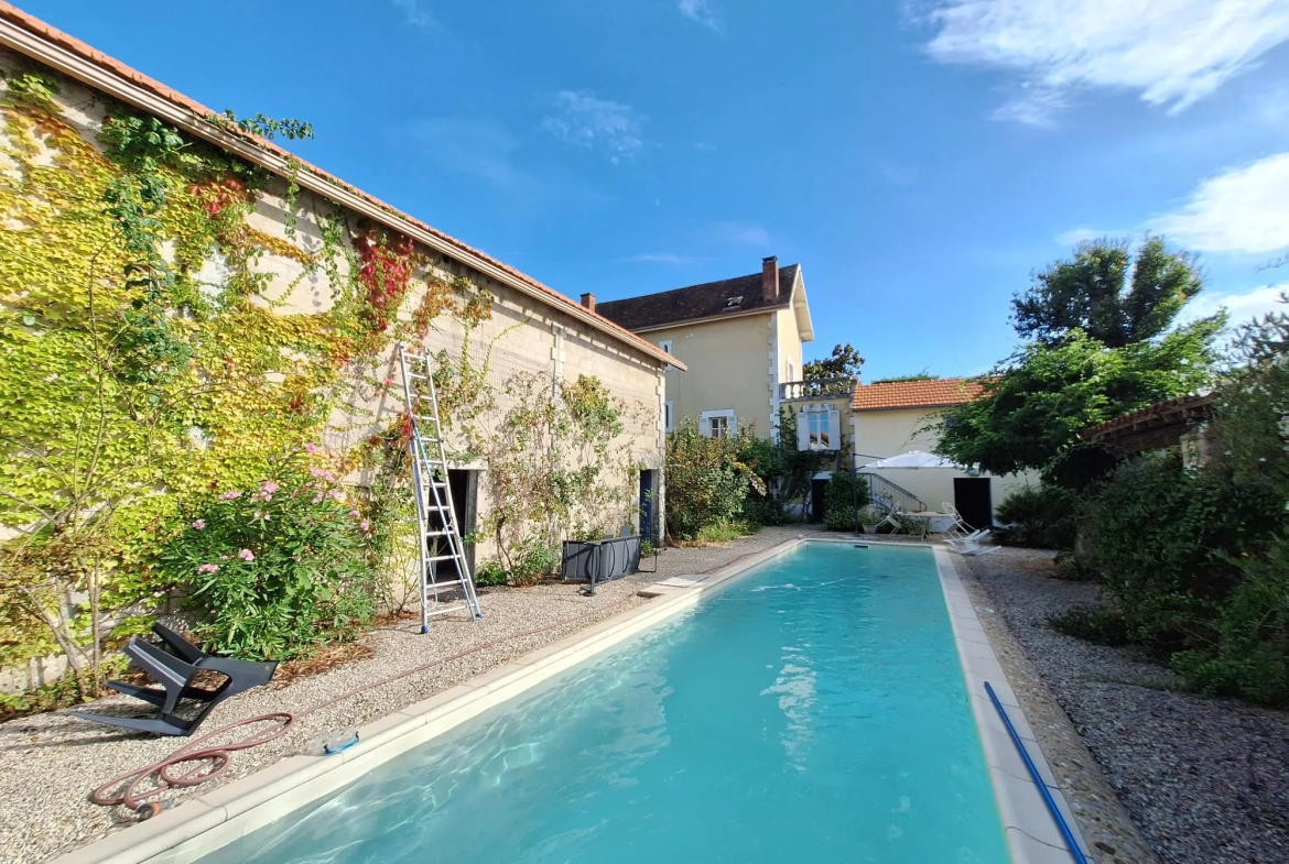 Maison avec piscine à Ribérac, 170m², jardin, garage et dépendances 