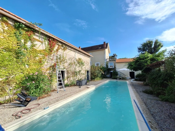 Maison avec piscine à Ribérac, 170m², jardin, garage et dépendances