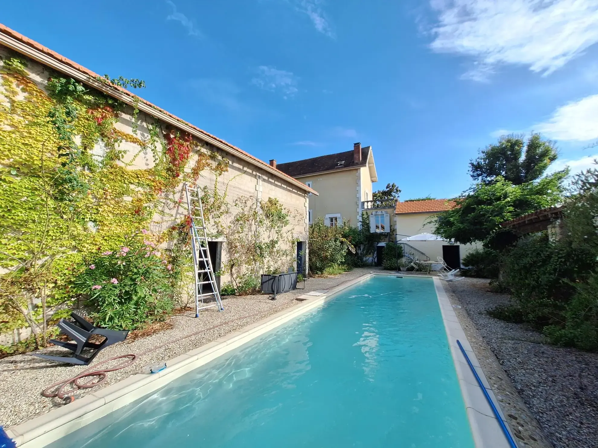 Maison avec piscine à Ribérac, 170m², jardin, garage et dépendances 
