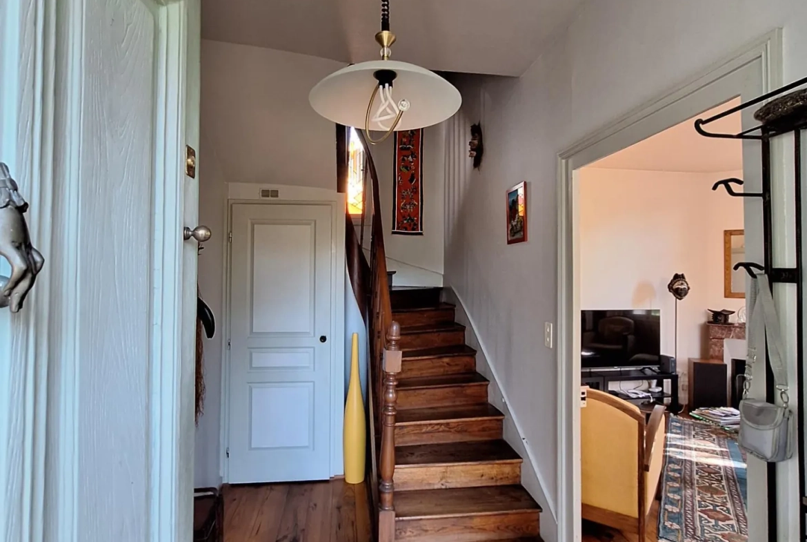 Maison avec piscine à Ribérac, 170m², jardin, garage et dépendances 
