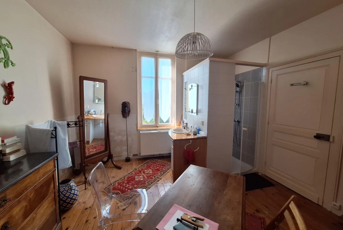 Maison avec piscine à Ribérac, 170m², jardin, garage et dépendances 