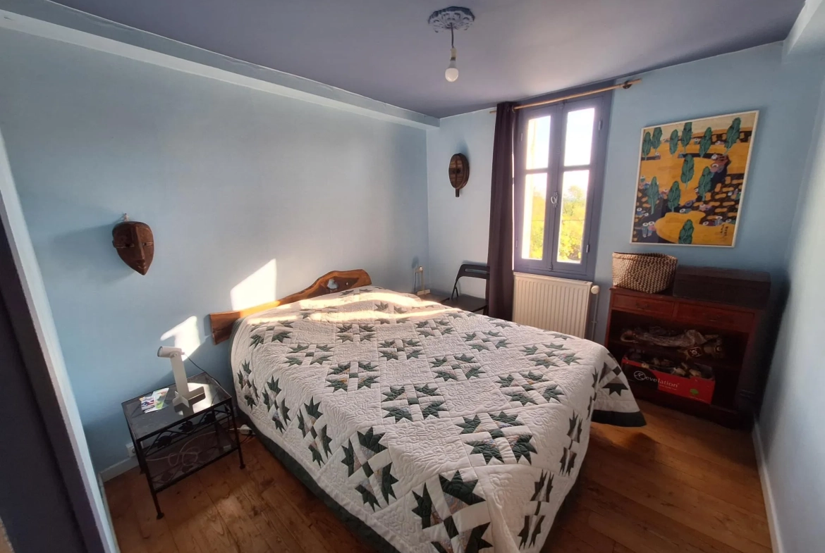 Maison avec piscine à Ribérac, 170m², jardin, garage et dépendances 