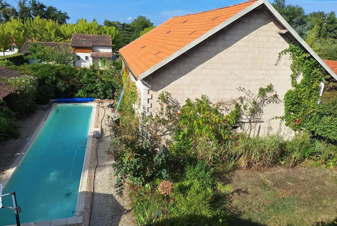 Maison avec piscine à Ribérac, 170m², jardin, garage et dépendances 