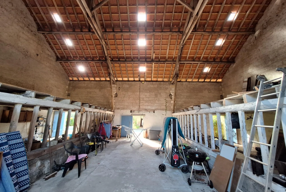 Maison avec piscine à Ribérac, 170m², jardin, garage et dépendances 