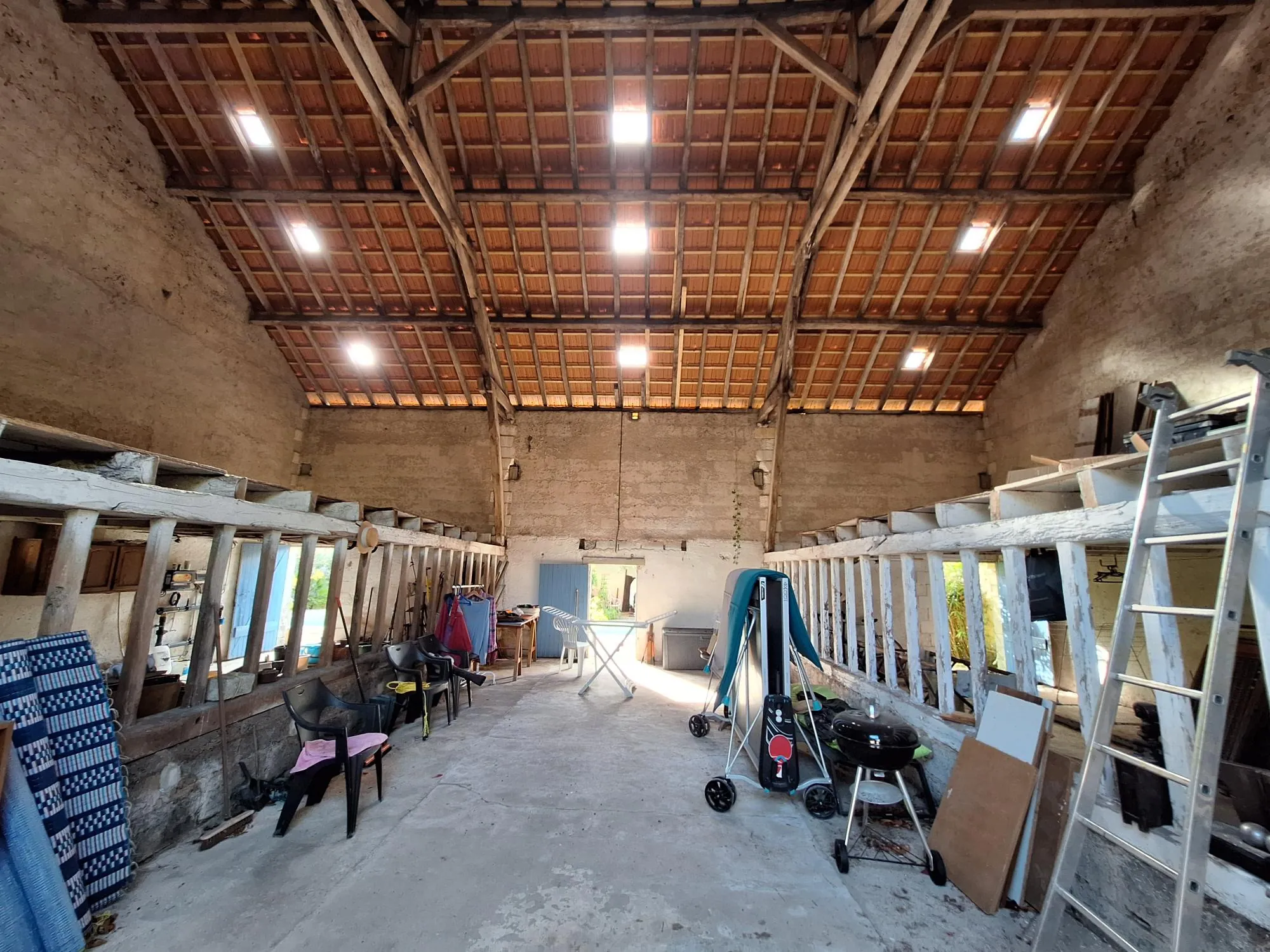 Maison avec piscine à Ribérac, 170m², jardin, garage et dépendances 