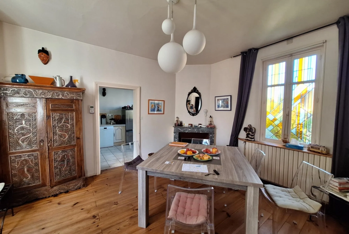 Maison avec piscine à Ribérac, 170m², jardin, garage et dépendances 