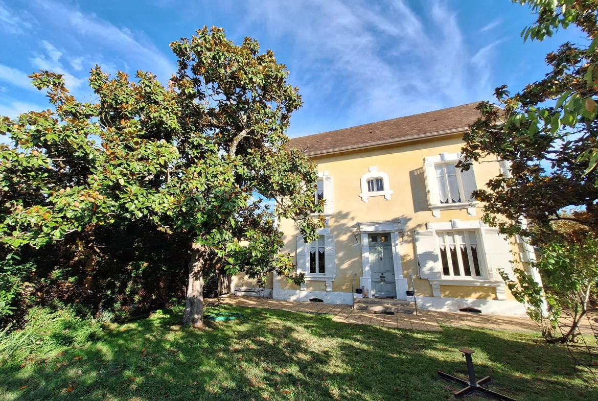 Maison avec piscine à Ribérac, 170m², jardin, garage et dépendances 