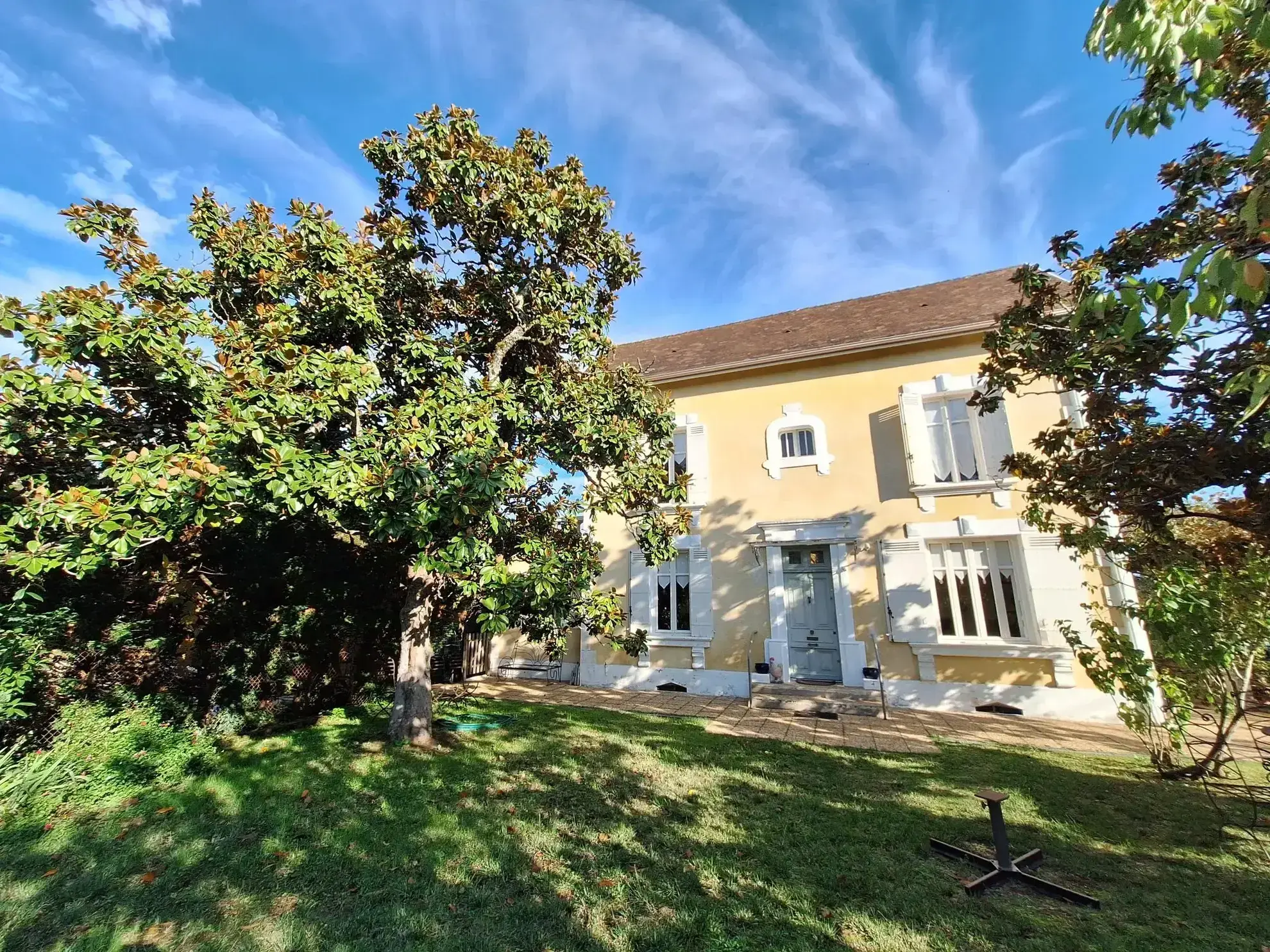 Maison avec piscine à Ribérac, 170m², jardin, garage et dépendances 