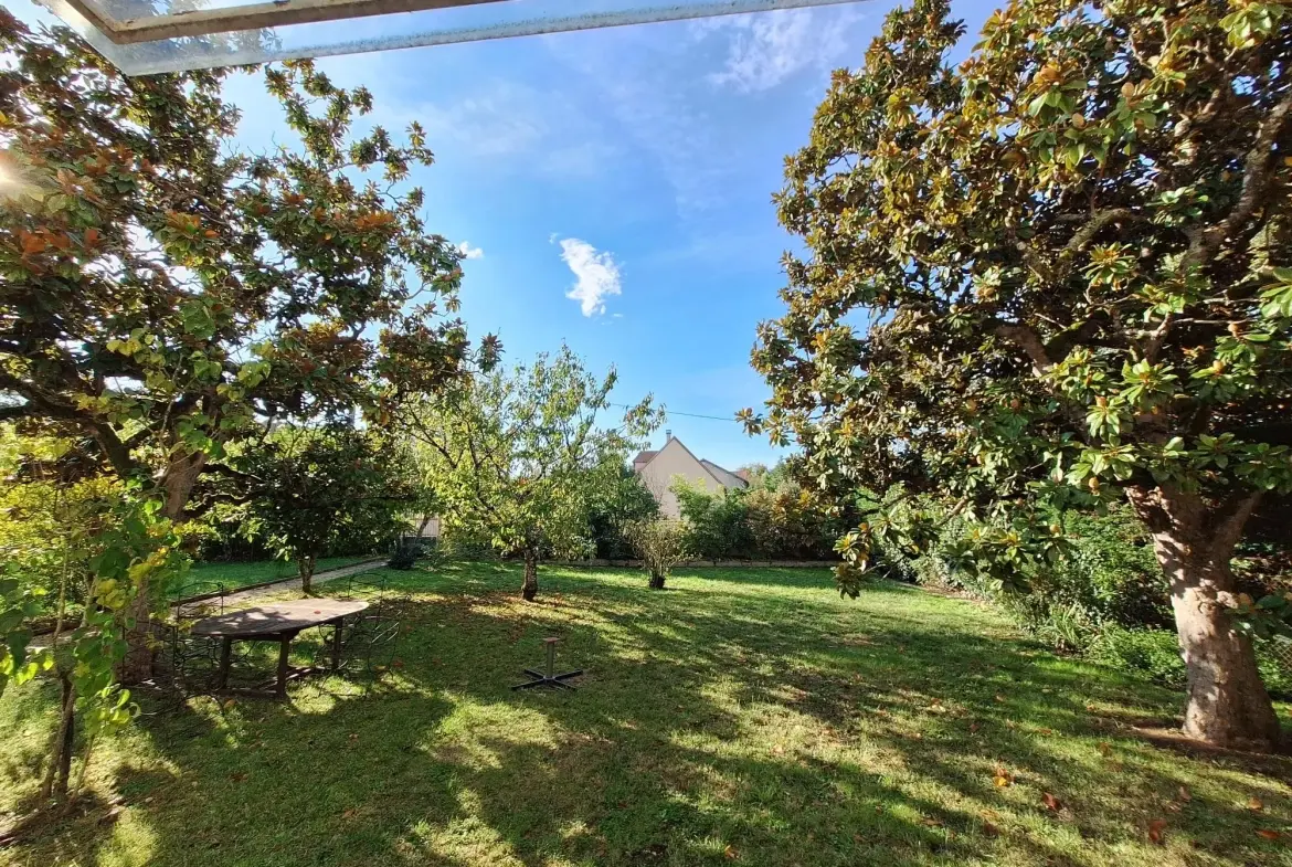 Maison avec piscine à Ribérac, 170m², jardin, garage et dépendances 