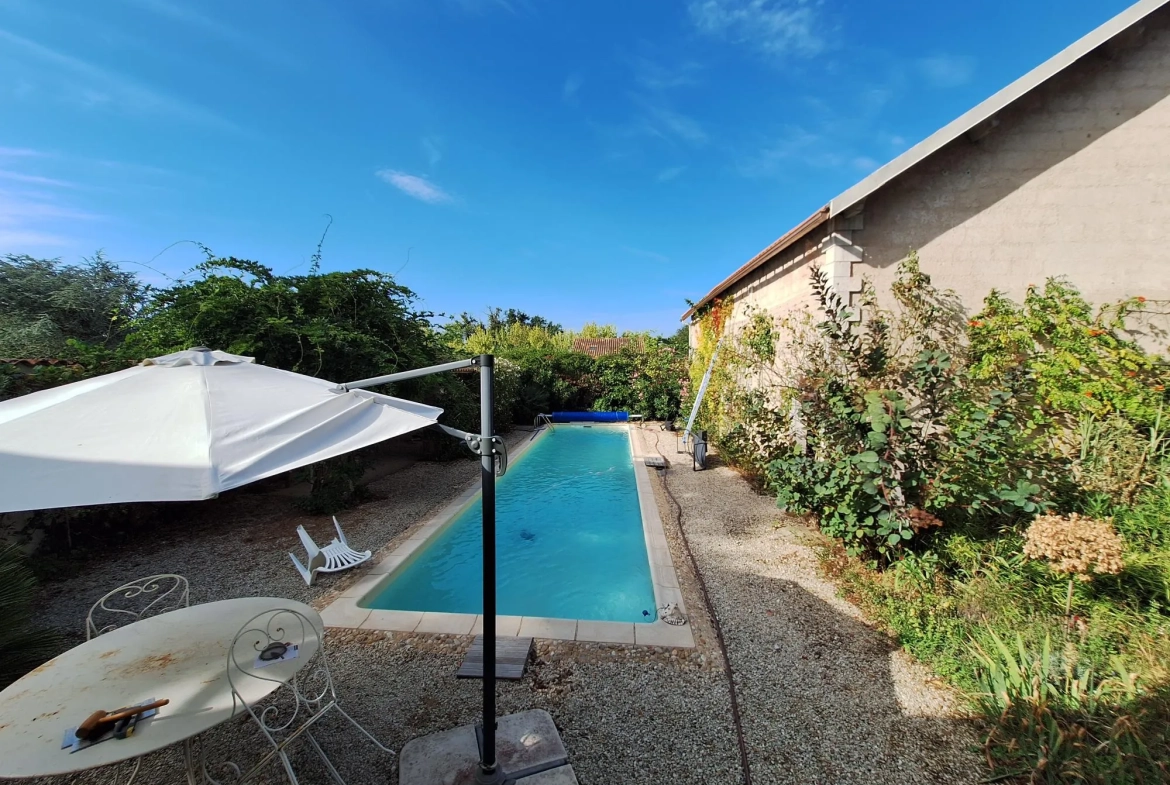 Maison avec piscine à Ribérac, 170m², jardin, garage et dépendances 