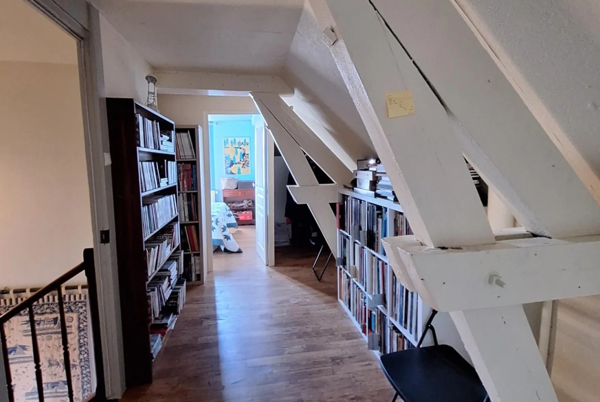 Maison avec piscine à Ribérac, 170m², jardin, garage et dépendances 