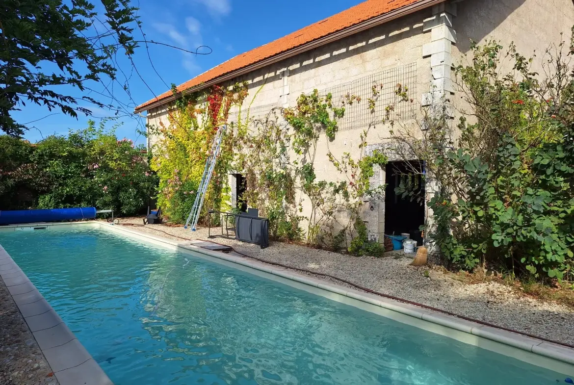Maison avec piscine à Ribérac, 170m², jardin, garage et dépendances 
