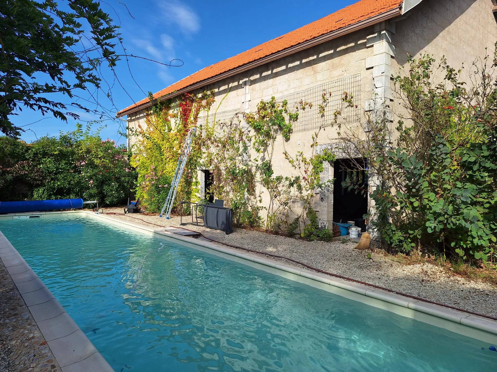 Maison avec piscine à Ribérac, 170m², jardin, garage et dépendances 