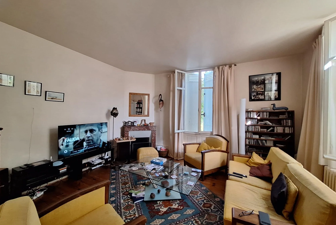 Maison avec piscine à Ribérac, 170m², jardin, garage et dépendances 