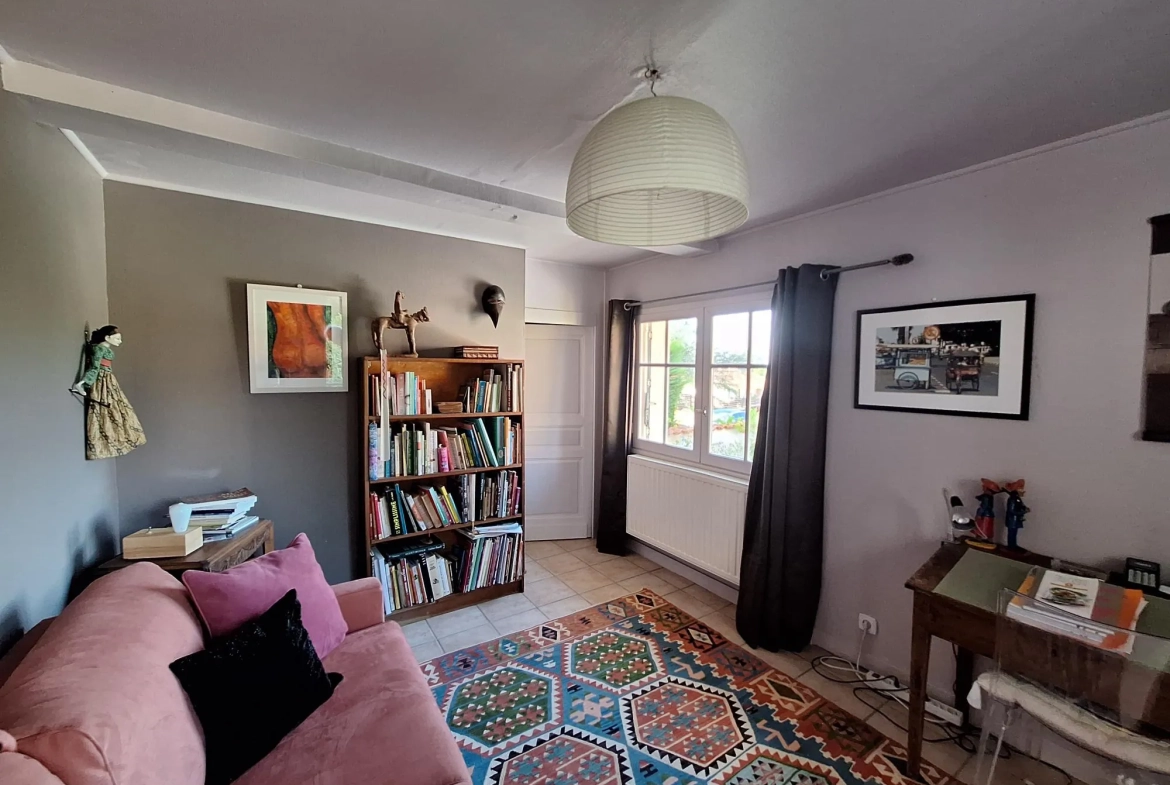 Maison avec piscine à Ribérac, 170m², jardin, garage et dépendances 