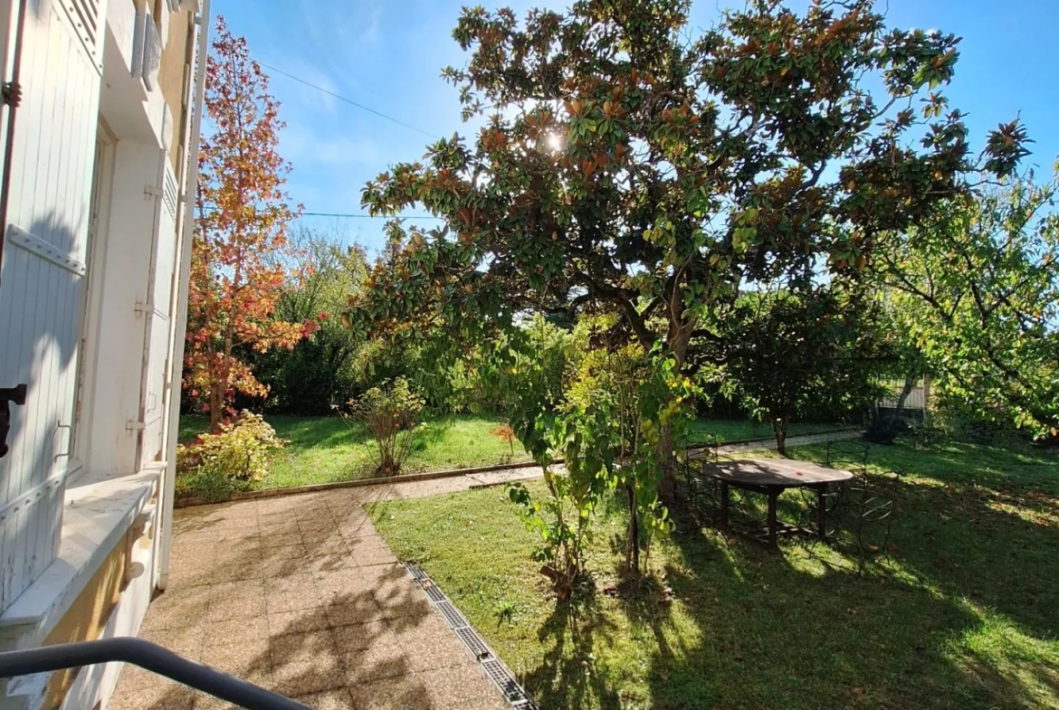 Maison avec piscine à Ribérac, 170m², jardin, garage et dépendances 