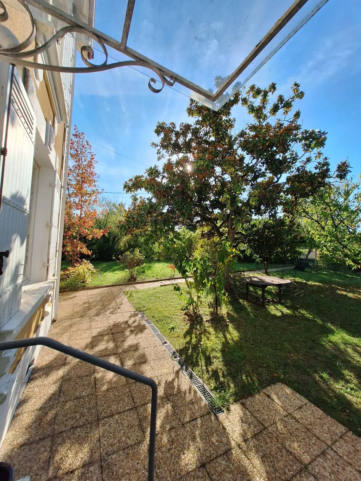 Maison avec piscine à Ribérac, 170m², jardin, garage et dépendances 