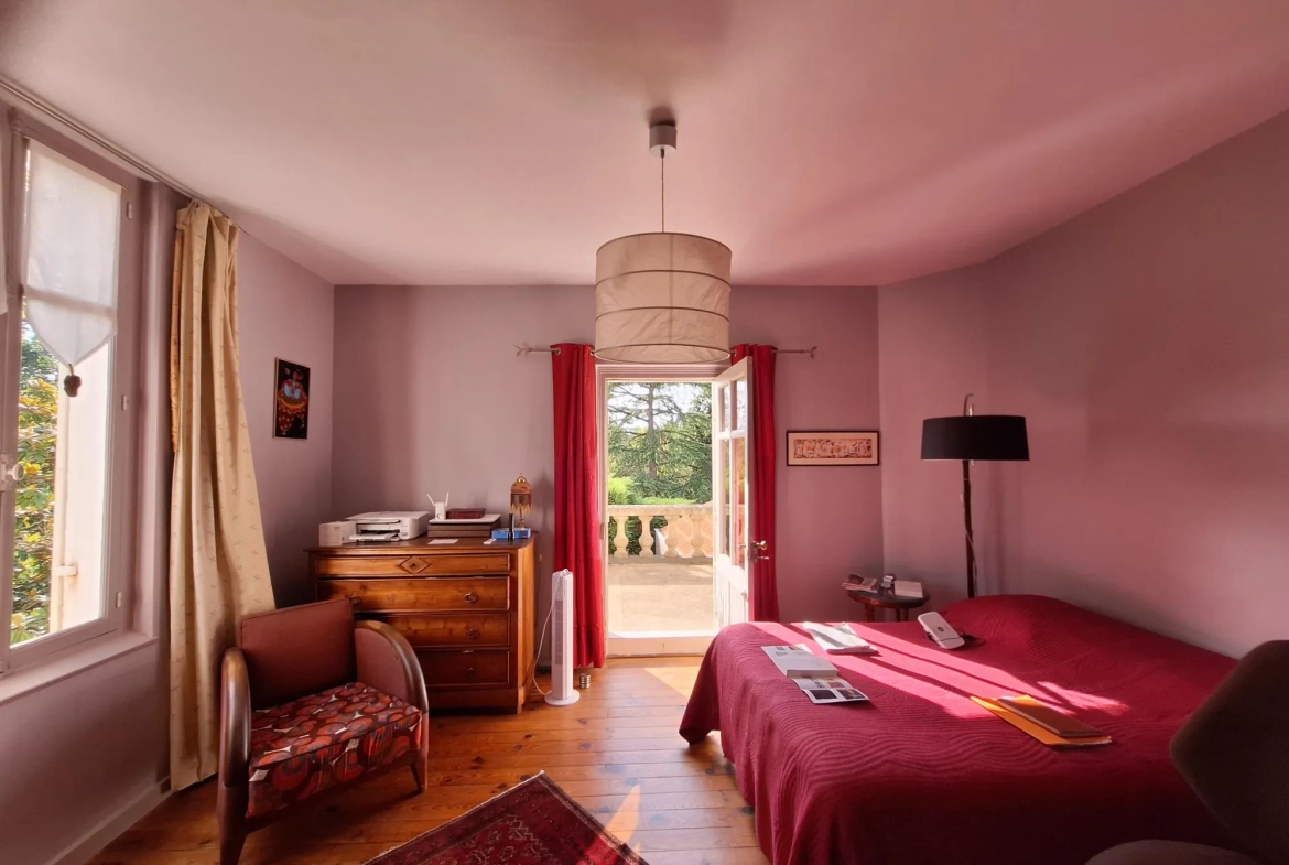 Maison avec piscine à Ribérac, 170m², jardin, garage et dépendances 