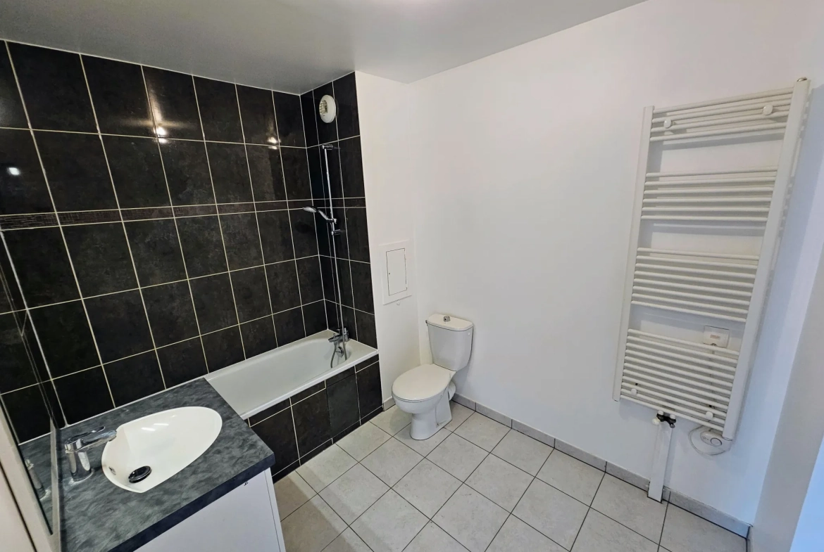 Appartements T2 rénové à Romainville proche transports et parking disponible 