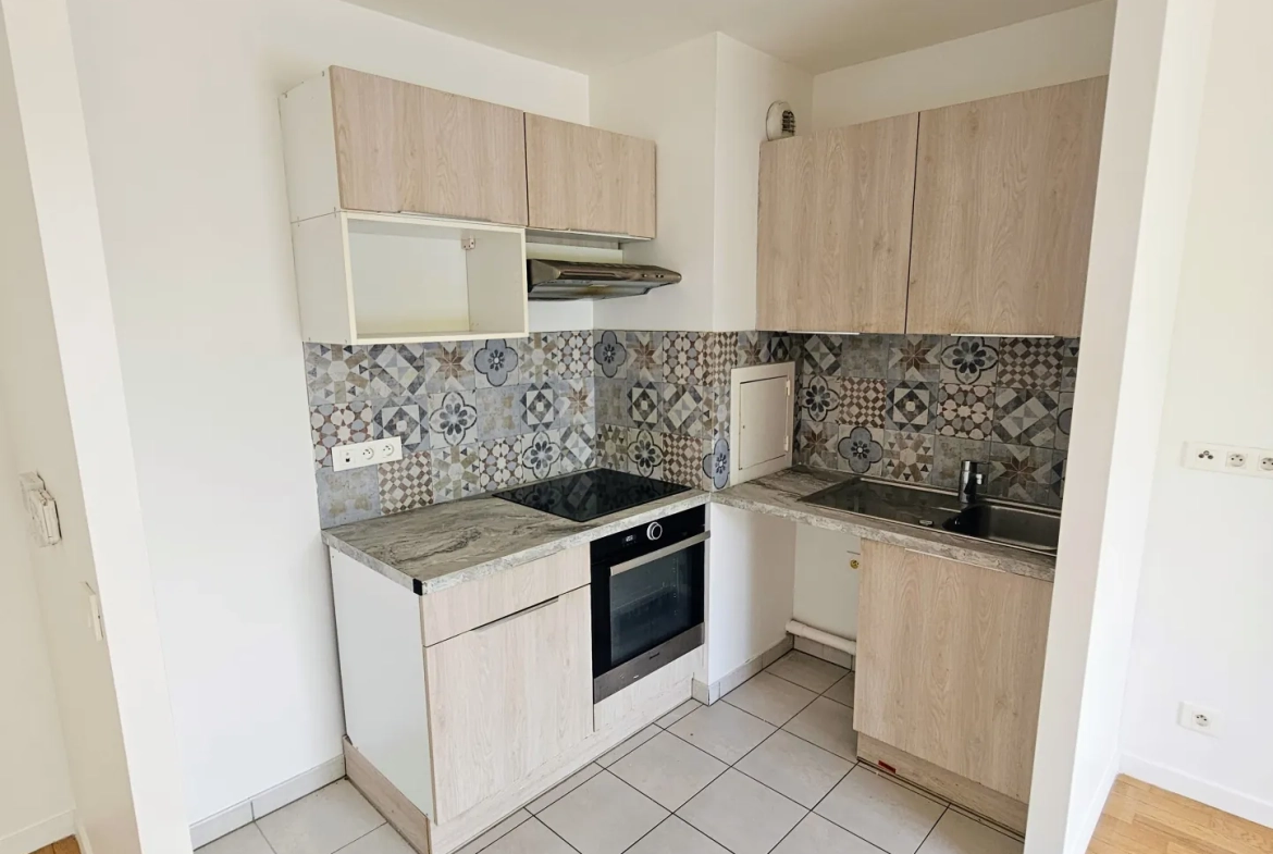 Appartements T2 rénové à Romainville proche transports et parking disponible 