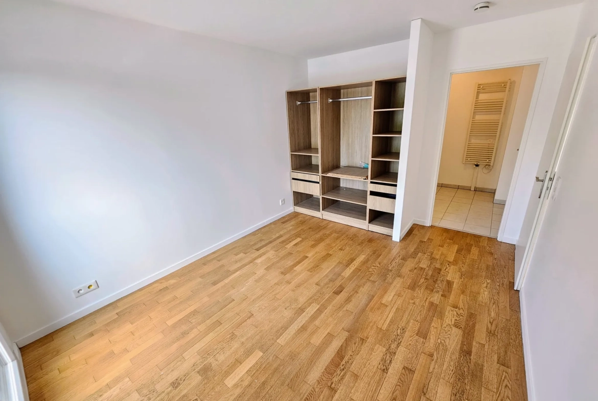 Appartements T2 rénové à Romainville proche transports et parking disponible 